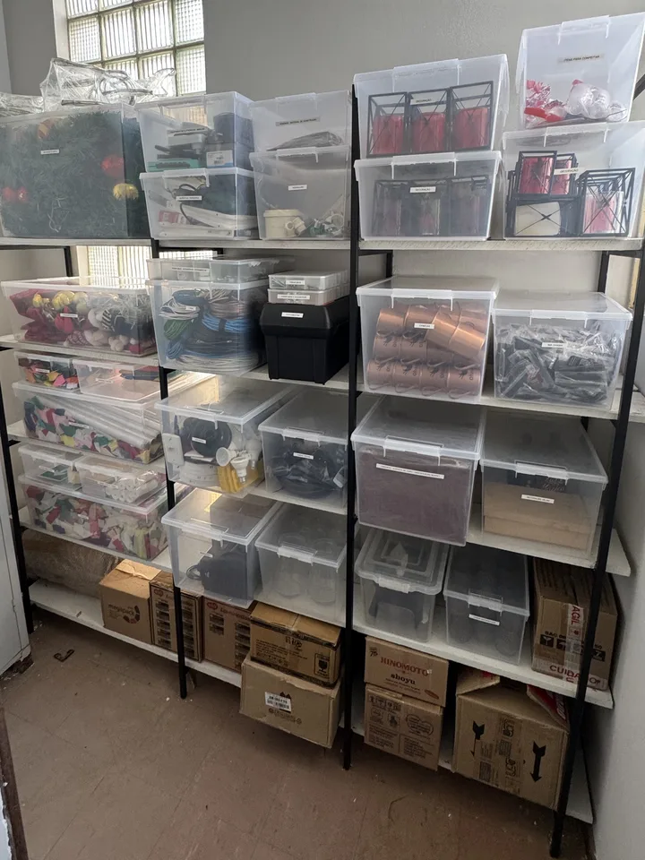 Depósito com estantes de caixas transparentes etiquetadas, de decoração de Natal a material de construção