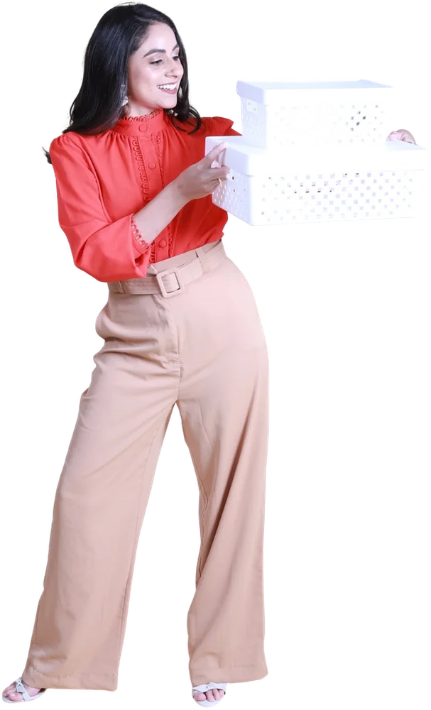 Mari segurando caixas organizadoras brancas